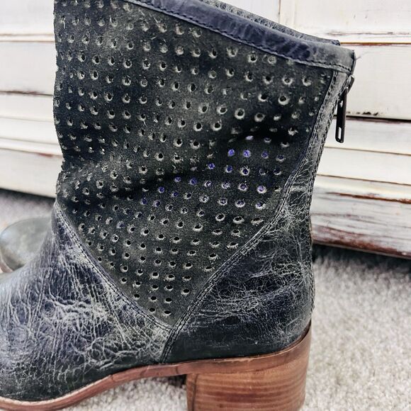 Diba True Black Crackled Leather & Laser Cut Back Zip Ankle Boots Size 8.5 - Picture 3 of 8